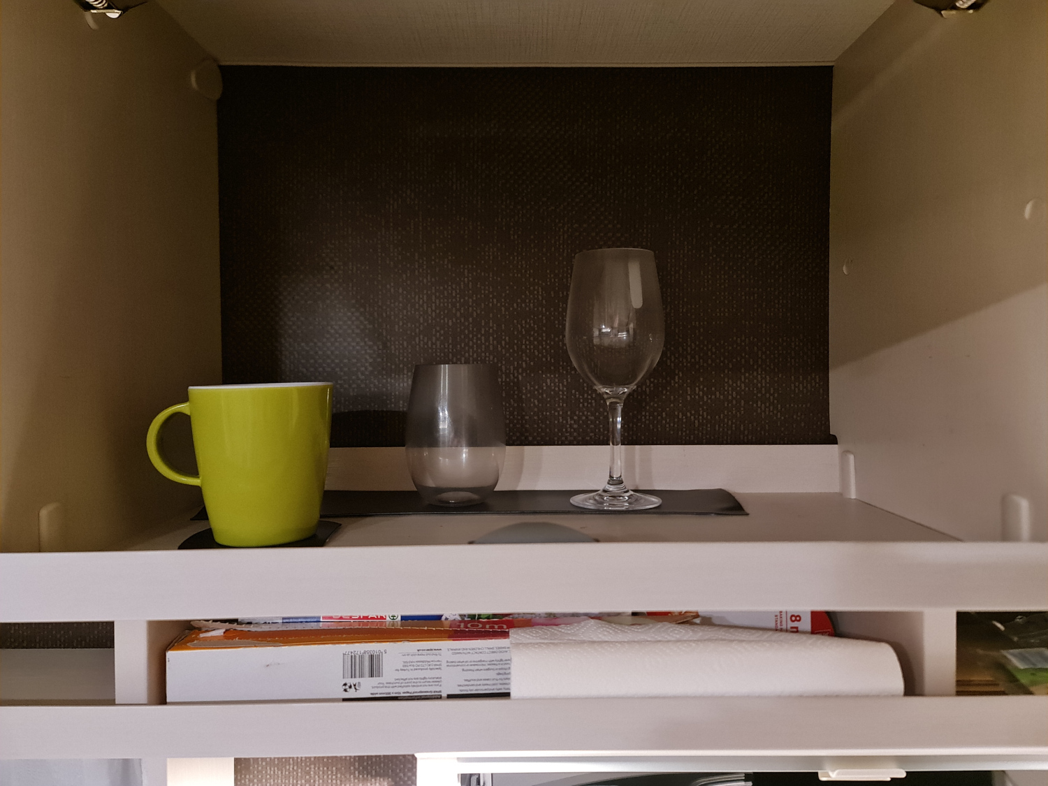 Drei Magnetgläser im Wohnwagenschrank