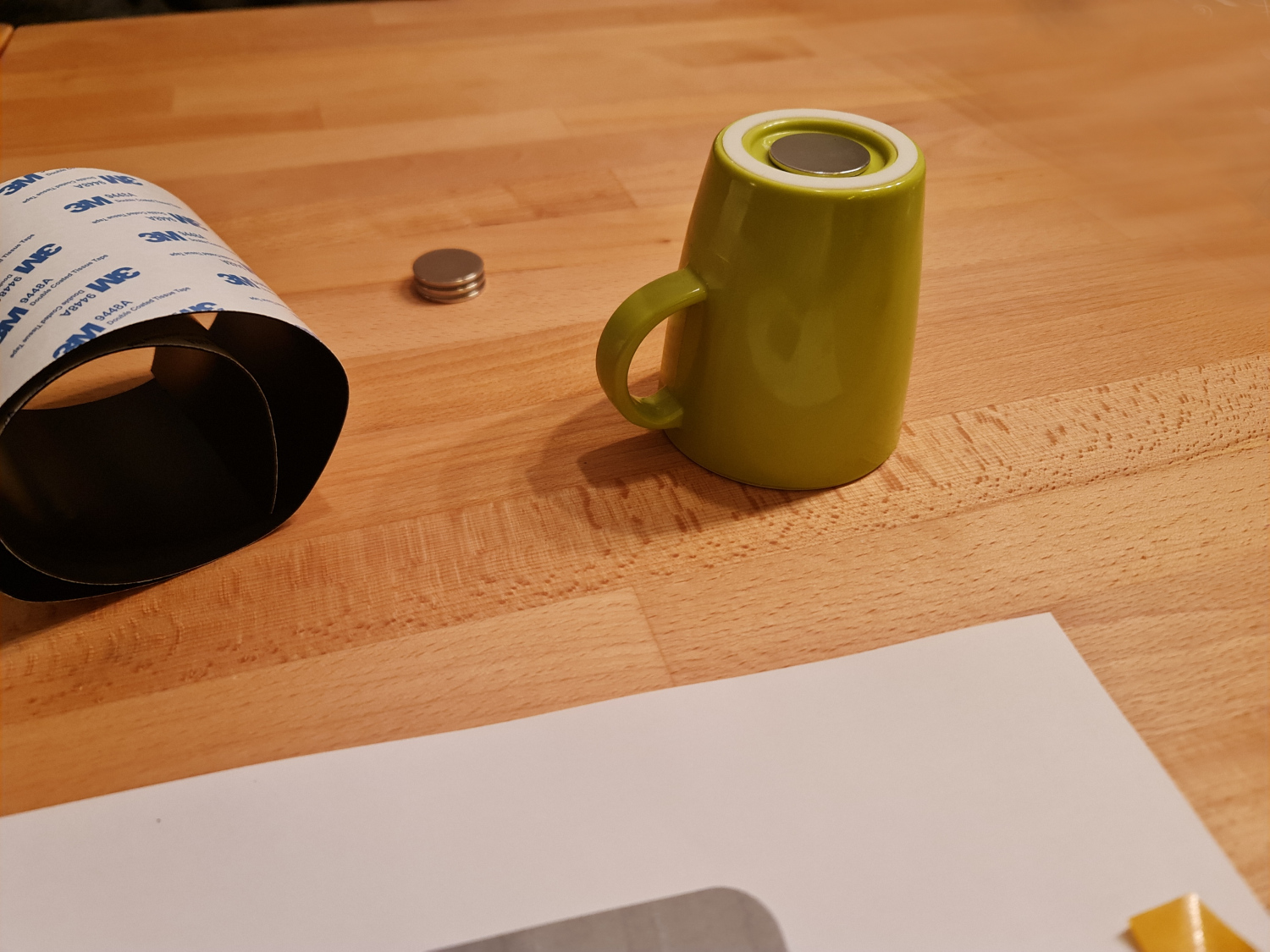 Grüne Camping Tasse mit Neodym Magnet im Tassenboden